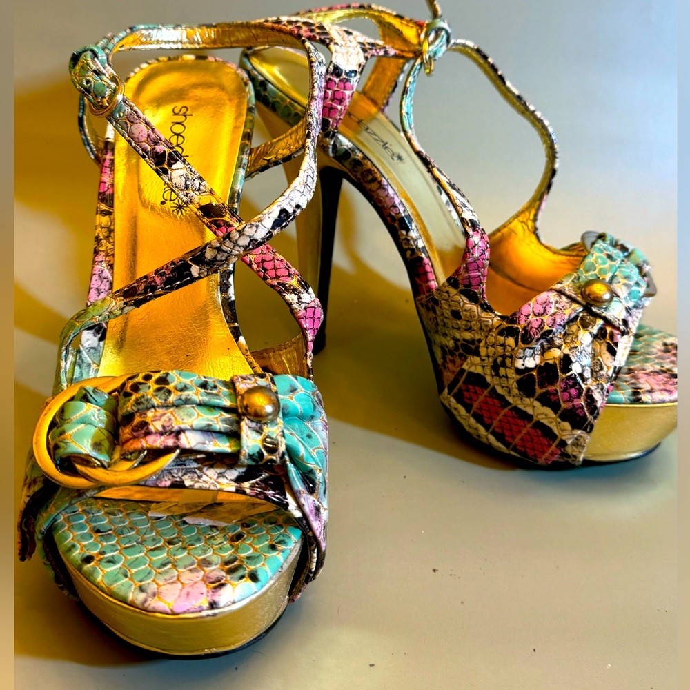 Shoedazzle Sz6 Platform Colorful Snake print Sandals